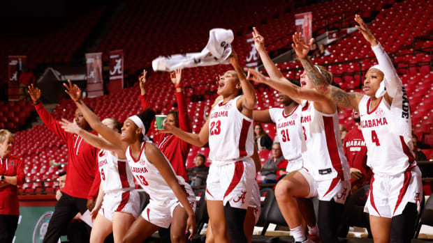 121522_WBB_Team_LittleRock_RC5483